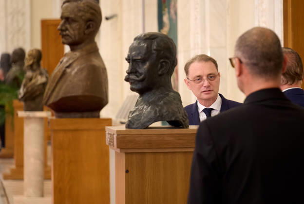 Luca Niculescu New Romanian Prime Minister After Confidence Vote Bucharest, Romania. 20th Oct, 2026: Luca Niculescu, Romania s new prime minister, arrives to make a brief press statement after receiving the confidence vote in the Romanian Parliament. Bucharest Romania Copyright: xLucianxAlecux