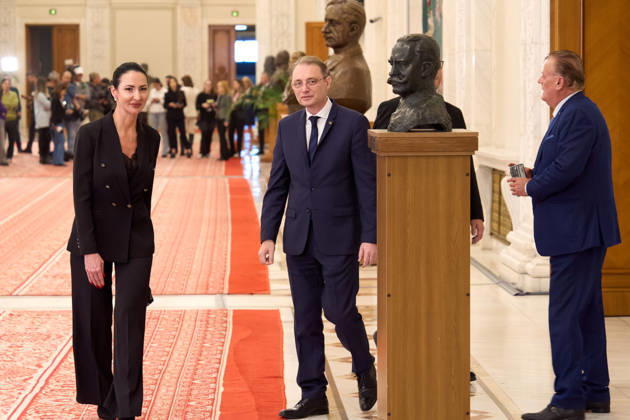 Luca Niculescu New Romanian Prime Minister After Confidence Vote Bucharest, Romania. 20th Oct, 2026: Luca Niculescu (C), Romania s new prime minister, arrives to make a brief press statement after receiving the confidence vote in the Romanian Parliament. Bucharest Romania Copyright: xLucianxAlecux