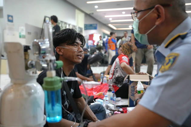 (261020) -- BANTEN, Oct. 20, 2026 -- A rescued passenger gets medical treatment after the ferry caught fire near Merak Besar Island in Banten Province, Indonesia, Oct. 20, 2026. A passenger ferry caught fire in waters off Merak, at the western tip of Indonesia s Java island, on Tuesday afternoon, with evacuation efforts underway, the Banten Search and Rescue Agency told Xinhua. The ferry caught fire near Merak Besar Island in Banten province, the agency said, adding that authorities were focusing on evacuating those aboard. The number of passengers and crew on board, possible casualties and the cause of the fire were not immediately known. (Photo by Xinhua) INDONESIA-BANTEN-FERRY-FIRE-AFTERMATH AlxFarabi