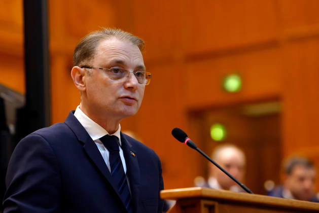 (261020) -- BUCHAREST, Oct. 20, 2026 -- Romanian Prime Minister designate Luca Niculescu delivers a speech during a confidence vote session at Parliament in Bucharest, Romania, Oct. 20, 2026. Romanian parliament approved Luca Niculescu s government on Tuesday, ending a political crisis that has lasted nearly six months. According to Romania s national news agency Agerpres, of 338 valid votes cast, 280 lawmakers voted in favor of the government s investiture while 58 voted against. (Photo by Xinhua) ROMANIA-BUCHAREST-PARLIAMENT-GOVERNMENT-APPROVAL CristianxCristel 