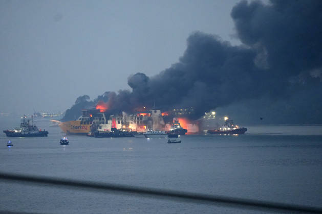 Ferry Fire and Evacuation off Java Coast - Indonesia Rescue boats spray water to extinguish fire on the ferry near Merak Besar Island in Banten Province, Indonesia, October 20, 2026. A passenger ferry caught fire in waters off Merak, at the western tip of Indonesia s Java island, on Tuesday afternoon, with evacuation efforts underway, the Banten Search and Rescue Agency told Xinhua. The ferry caught fire near Merak Besar Island in Banten province, the agency said, adding that authorities were focusing on evacuating those aboard. The number of passengers and crew on board, possible casualties and the cause of the fire were not immediately known. Photo by Al Farabi Xinhua ABACAPRESS.COM Banten Indonesia Copyright: xXinhua ABACAx