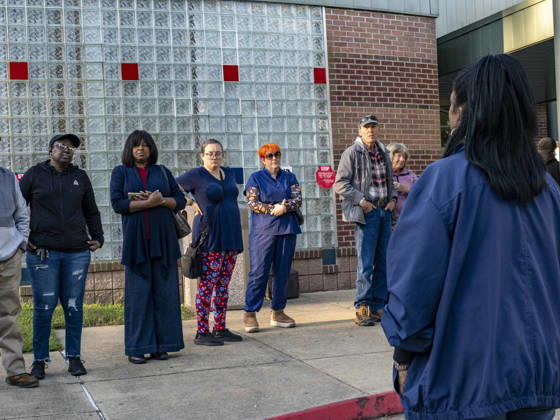 October 20, 2026, Shreveport, Louisiana, USA: RACHEL WILLIS-BROWN of the Caddo Parish Registrar of Voters explains voting procedures to those waiting in line before the opening of polls on the first day of early vote in Louisiana. Shreveport USA - ZUMAd155 20261020_znp_d155_017 Copyright: xSuexDorfmanx