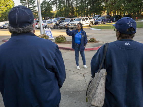 October 20, 2026, Shreveport, Louisiana, USA: RACHEL WILLIS-BROWN of the Caddo Parish Registrar of Voters explains voting procedures to those waiting in line before the opening of polls on the first day of early vote in Louisiana. Shreveport USA - ZUMAd155 20261020_znp_d155_016 Copyright: xSuexDorfmanx