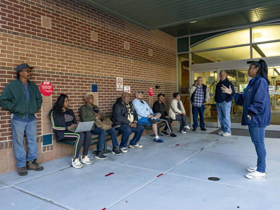 October 20, 2026, Shreveport, Louisiana, USA: RACHEL WILLIS-BROWN of the Caddo Parish Registrar of Voters explains voting procedures to those waiting in line before the opening of polls on the first day of early vote in Louisiana. Shreveport USA  - ZUMAd155 20261020_znp_d155_014 Copyright: xSuexDorfmanx