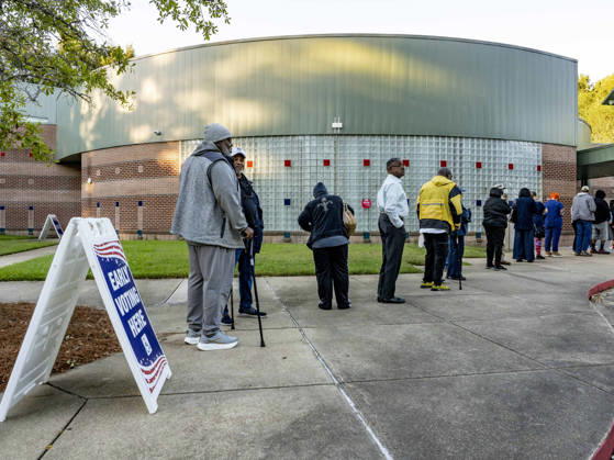 October 20, 2026, Shreveport, Louisiana, USA: Voters wait in line for the opening of the polls on the first day of early vote in Louisiana. Voters are casting their ballots in a highly watched Senate race and in redrawn congressional districts due to the U.S. Supreme Court s Louisiana v. Callais decision, which struck down the state s Congressional map that had created a second majority-Black district. Shreveport USA - ZUMAd155 20261020_znp_d155_010 Copyright: xSuexDorfmanx