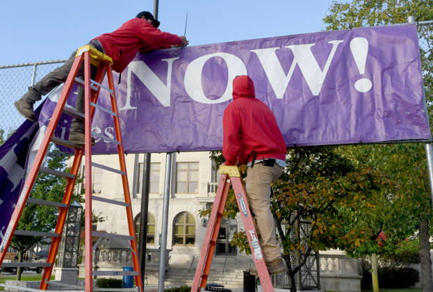 October 20, 2026, Racine, Wisconsin, USA: Workers put up a large banner announcing the start of voting as voters come to Racine City Hall Tuesday morning October 20, 2026 on the first day of early voting in Wisconsin for the midterm elections. There are two closely watched Congressional races, including the First District which includes Racine, and a contentious gubernatorial race on the ballot. Racine USA - ZUMAh154 20261020_znp_h154_001 Copyright: xMarkxHertzbergx