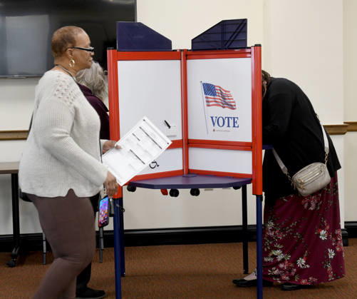 October 20, 2026, Racine, Wisconsin, USA: Voters come to Racine City Hall Tuesday morning October 20, 2026 on the first day of early voting in Wisconsin for the midterm elections. There are two closely watched Congressional races, including the First District which includes Racine, and a contentious gubernatorial race on the ballot. Racine USA - ZUMAh154 20261020_znp_h154_008 Copyright: xMarkxHertzbergx