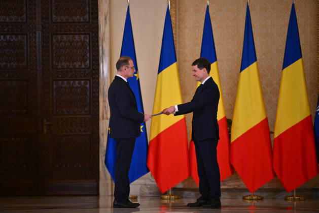 Romania s Parliament approves new Niculescu government BUCHAREST, ROMANIA - OCTOBER 20: Romania s new Prime Minister Luca Niculescu shakes hands with Romanian President Nicusor Dan (R) at the Presidential Palace, in Bucharest, Romania, 20 October 2026. Alex Nicodim Anadolu Bucharest Romania. Editorial use only. Please get in touch for any other usage.  Copyright: x2026xAnadoluxAlexxNicodimx