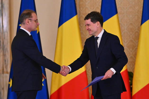 Romania s Parliament approves new Niculescu government BUCHAREST, ROMANIA - OCTOBER 20: Romania s new Prime Minister Luca Niculescu shakes hands with Romanian President Nicusor Dan (R) at the Presidential Palace, in Bucharest, Romania, 20 October 2026. Alex Nicodim Anadolu Bucharest Romania. Editorial use only. Please get in touch for any other usage.  Copyright: x2026xAnadoluxAlexxNicodimx