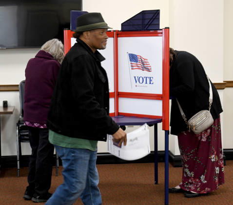 October 20, 2026, Racine, Wisconsin, USA: Voters come to Racine City Hall Tuesday morning October 20, 2026 on the first day of early voting in Wisconsin for the midterm elections. There are two closely watched Congressional races, including the First District which includes Racine, and a contentious gubernatorial race on the ballot. Racine USA - ZUMAh154 20261020_znp_h154_009 Copyright: xMarkxHertzbergx