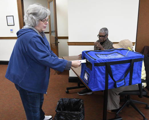 October 20, 2026, Racine, Wisconsin, USA: Voters come to Racine City Hall Tuesday morning on the first day of early voting in Wisconsin for the midterm elections. There are two closely watched Congressional races, including the First District which includes Racine, and a contentious gubernatorial race on the ballot. Racine USA - ZUMAh154 20261020_znp_h154_006 Copyright: xMarkxHertzbergx