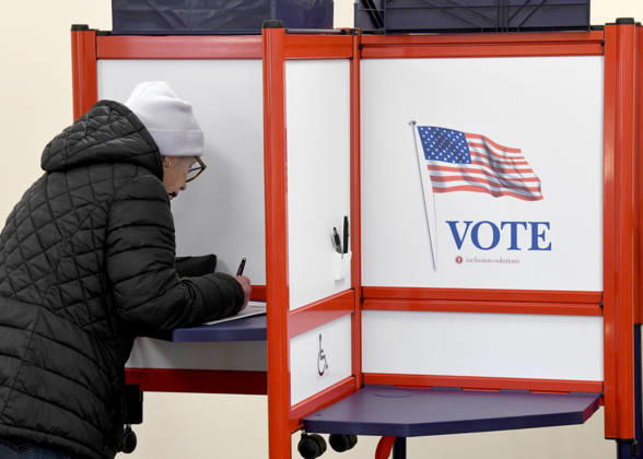 October 20, 2026, Racine, Wisconsin, USA: Voters come to Racine City Hall Tuesday morning on the first day of early voting in Wisconsin for the midterm elections. There are two closely watched Congressional races, including the First District which includes Racine, and a contentious gubernatorial race on the ballot. Racine USA - ZUMAh154 20261020_znp_h154_007 Copyright: xMarkxHertzbergx