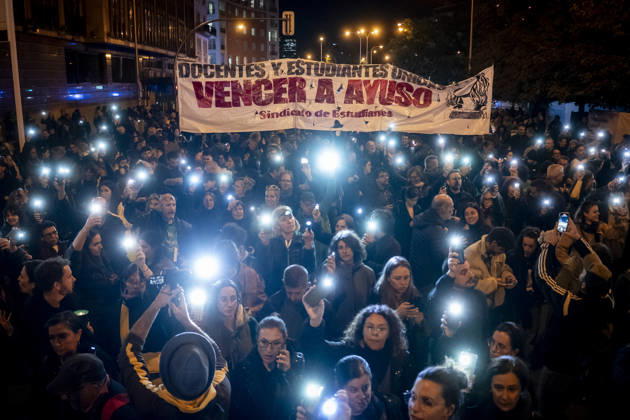Protest Against Violence During the Education Strike Demonstrations in Madrid Hundreds of protesters carrying flashlights during a demonstration against the violence inflicted on education protesters during the education strike demonstrations in Madrid on October 20, 2026, in Madrid, Spain. The demonstration follows incidents yesterday caused by the police after they charged at peaceful protesters outside an event attended by the president of the Autonomous Community. OCTOBER 20, 2026, A Pé Madrid, Madrid, Spain  Copyright: xA.xPÃ rezxMecax 7857938
