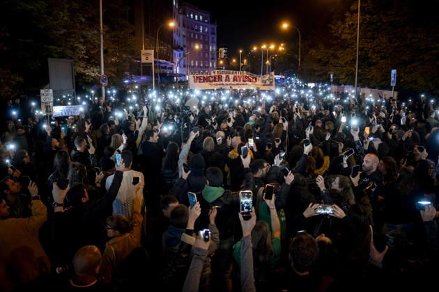 Protest Against Violence During the Education Strike Demonstrations in Madrid Hundreds of protesters carrying flashlights during a demonstration against the violence inflicted on education protesters during the education strike demonstrations in Madrid on October 20, 2026, in Madrid, Spain. The demonstration follows incidents yesterday caused by the police after they charged at peaceful protesters outside an event attended by the president of the Autonomous Community. OCTOBER 20, 2026, A Pé Madrid, Madrid, Spain  Copyright: xA.xPÃ rezxMecax 7857939