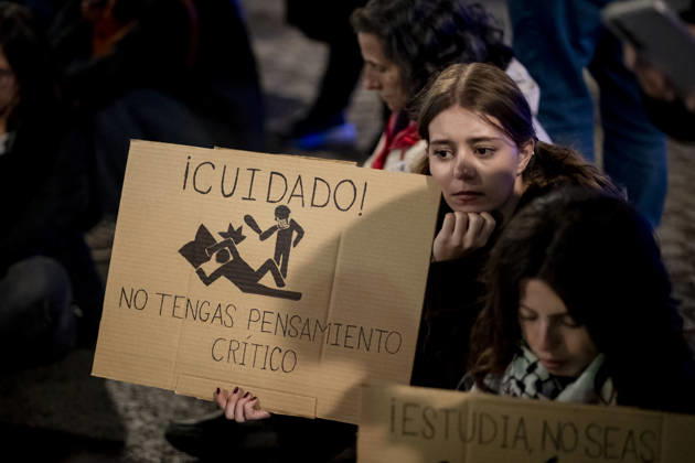 Protest Against Violence During the Education Strike Demonstrations in Madrid Hundreds of people gathered to protest the violence perpetrated against education protesters during the education strike demonstrations in Madrid on October 20, 2026, in Madrid, Spain. The demonstration follows incidents yesterday caused by the police after they charged at peaceful protesters outside an event attended by the president of the Autonomous Community. OCTOBER 20, 2026 A Pé Madrid Madrid, Spain  Copyright: xA.xPÃ rezxMecax 7858223