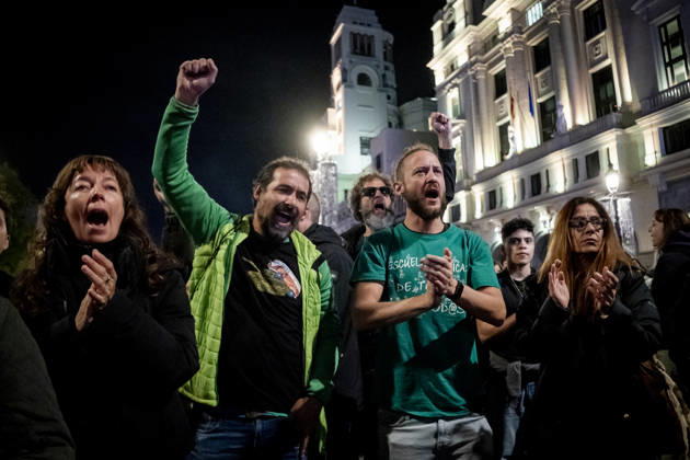 Protest Against Violence During the Education Strike Demonstrations in Madrid Hundreds of people gathered to protest the violence directed at education protesters during the demonstrations for the education strike in Madrid on October 20, 2026, in Madrid, Spain. The demonstration follows incidents yesterday caused by the police after they charged at peaceful protesters outside an event attended by the president of the Autonomous Community. OCTOBER 20, 2026 A Pé Madrid Madrid, Spain  Copyright: xA.xPÃ rezxMecax 7858226