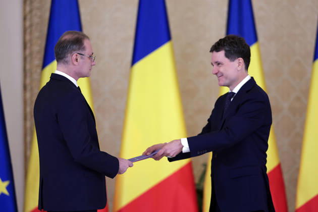 (261020) -- BUCHAREST, Oct. 20, 2026 -- Romania s new Prime Minister Luca Niculescu (L) hands his oath to President Nicusor Dan during a swearing-in ceremony at the Cotroceni Palace in Bucharest, Romania, on Oct. 20, 2026. Romania s new government led by Luca Niculescu took the oath of office before Romanian President Nicusor Dan at the Cotroceni Palace on Tuesday evening. (Photo by Xinhua) ROMANIA-BUCHAREST-NEW GOVERNMENT CristianxCristel 