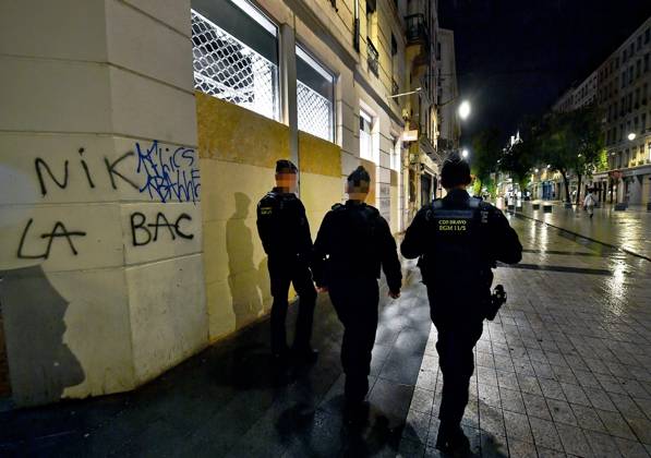 Lyon Curfew PHOTOPQR LE PROGRES Stéphane GUIOCHON Lyon 2nd District October 20, 2026 Lyon Curfew In the streets of Lyon, from Place Carnot through Place Bellecour and Rue de la République, Place des Jacobins, and Place de la République, law enforcement officers are patrolling to enforce the curfew in Lyon following the riots of October 17, 2026, in Lyon’s 2nd Arrondissement, October 20, 2026 – Curfew in Lyon Law enforcement officers are patrolling the streets of Lyon—covering the area from Place Carnot, through Place Bellecour, Rue de la République, and Place des Jacobins to Place de la République—to enforce a curfew following the riots of October 17, 2026. Lyon 2nd Arrondissement, Rhône, Rhône-Alpes, France Copyright: xPHOTOPQR LExPROGRES MAXPPPxStéphanexGUIOCHONx 20261020LPL7355 20261020LPL7355