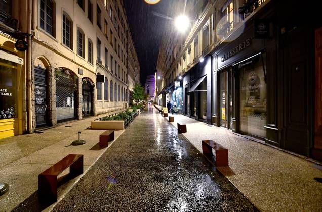 Lyon Curfew PHOTOPQR LE PROGRES Stéphane GUIOCHON Lyon 2nd District October 20, 2026 Lyon Curfew In the streets of Lyon, from Place Carnot through Place Bellecour and Rue de la République, Place des Jacobins, and Place de la République, law enforcement officers are patrolling to enforce the curfew in Lyon following the riots of October 17, 2026, in Lyon’s 2nd Arrondissement, October 20, 2026 – Curfew in Lyon Law enforcement officers are patrolling the streets of Lyon—covering the area from Place Carnot, through Place Bellecour, Rue de la République, and Place des Jacobins to Place de la République—to enforce a curfew following the riots of October 17, 2026. Lyon 2nd Arrondissement, Rhône, Rhône-Alpes, France Copyright: xPHOTOPQR LExPROGRES MAXPPPxStéphanexGUIOCHONx 20261020LPL7359 20261020LPL7359