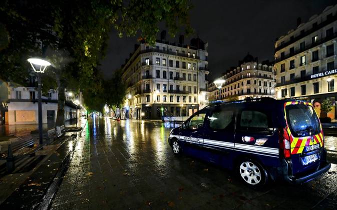 Lyon Curfew PHOTOPQR LE PROGRES Stéphane GUIOCHON Lyon 2nd District October 20, 2026 Lyon Curfew In the streets of Lyon, from Place Carnot through Place Bellecour and Rue de la République, Place des Jacobins, and Place de la République, law enforcement officers are patrolling to enforce the curfew in Lyon following the riots of October 17, 2026, in Lyon’s 2nd Arrondissement, October 20, 2026 – Curfew in Lyon Law enforcement officers are patrolling the streets of Lyon—covering the area from Place Carnot, through Place Bellecour, Rue de la République, and Place des Jacobins to Place de la République—to enforce a curfew following the riots of October 17, 2026. Lyon 2nd Arrondissement, Rhône, Rhône-Alpes, France Copyright: xPHOTOPQR LExPROGRES MAXPPPxStéphanexGUIOCHONx 20261020LPL7384 20261020LPL7384