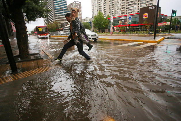 Santiago, October 20, 2026: Flooding at the intersection of Irarrazaval and Lo Encalada streets during the storm front affecting the metropolitan region. Jonnathan Oyarzun, Aton Chile, Santiago, Chile. Aton 1201191 Copyright: JONNATHANxOYARZUN ATONxCHILE