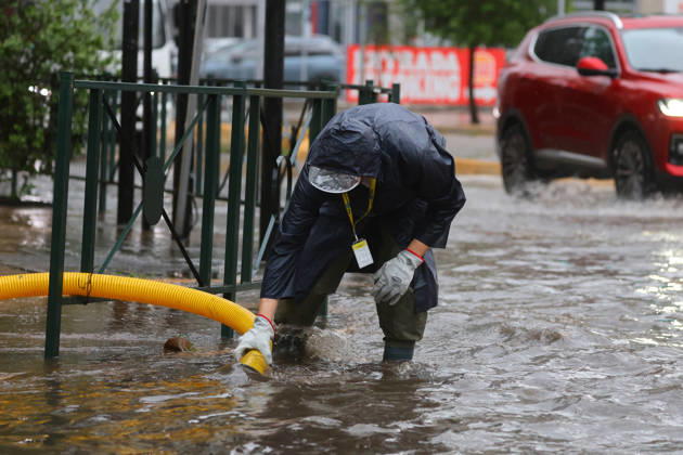 Santiago, October 20, 2026: Flooding at the intersection of Irarrazaval and Lo Encalada streets during the storm system affecting the metropolitan region. Jonnathan Oyarzun, Aton Chile, Santiago, Chile. Aton 1201193  Copyright: JONNATHANxOYARZUN ATONxCHILE