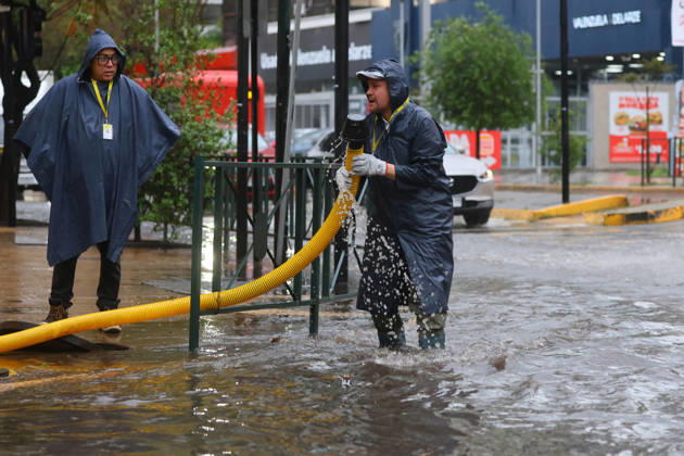 Santiago, October 20, 2026: Flooding at the intersection of Irarrazaval and Lo Encalada streets during the storm front affecting the metropolitan region. Jonnathan Oyarzun, Aton Chile, Santiago, Chile. Aton 1201194 Copyright: JONNATHANxOYARZUN ATONxCHILE