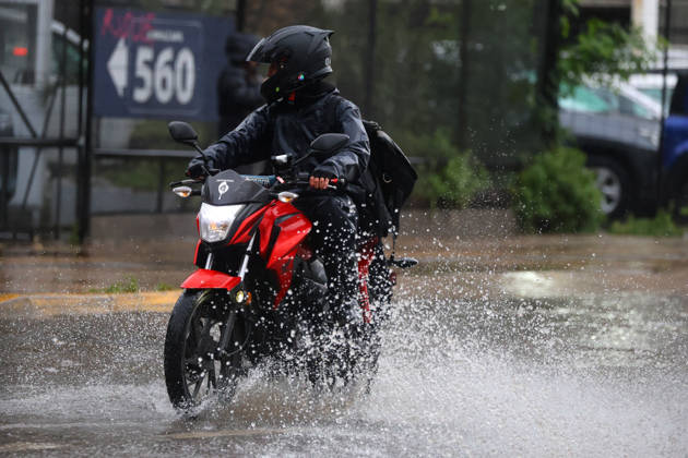 Santiago, October 20, 2026: Flooding at the intersection of Irarrazaval and Lo Encalada streets during the storm system affecting the metropolitan region. Jonnathan Oyarzun, Aton Chile, Santiago, Chile. Aton 1201196 Copyright: JONNATHANxOYARZUN ATONxCHILE