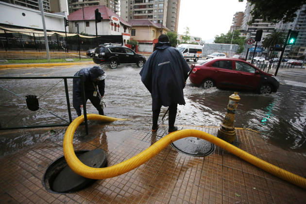 Santiago, October 20, 2026: Flooding at the intersection of Irarrazaval and Lo Encalada streets during the storm front affecting the metropolitan region. Jonnathan Oyarzun, Aton Chile, Santiago, Chile. Aton 1201198 Copyright: JONNATHANxOYARZUN ATONxCHILE