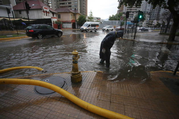 Santiago, October 20, 2026: Flooding at the intersection of Irarrazaval and Lo Encalada streets during the storm front affecting the metropolitan region. Jonnathan Oyarzun, Aton Chile, Santiago, Chile. Aton 1201199  Copyright: JONNATHANxOYARZUN ATONxCHILE