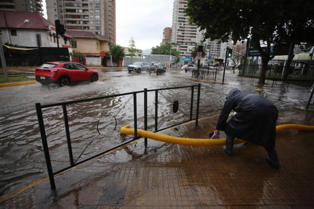 Santiago, October 20, 2026: Flooding at the intersection of Irarrazaval and Lo Encalada streets during the storm system affecting the metropolitan region. Jonnathan Oyarzun, Aton Chile, Santiago, Chile. Aton 1201200 Copyright: JONNATHANxOYARZUN ATONxCHILE