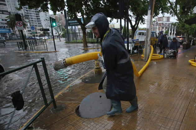 Santiago, October 20, 2026: Flooding at the intersection of Irarrazaval and Lo Encalada streets during the storm system affecting the metropolitan region. Jonnathan Oyarzun, Aton Chile, Santiago, Chile. Aton 1201202 Copyright: JONNATHANxOYARZUN ATONxCHILE