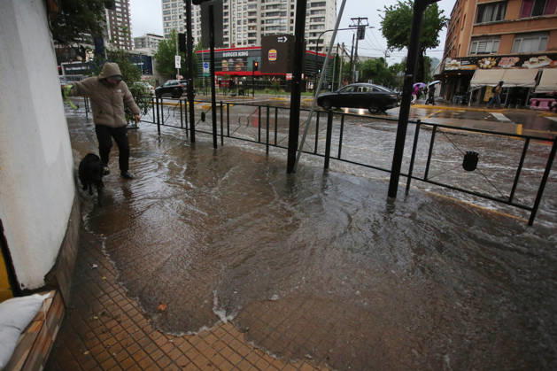 Santiago, October 20, 2026: Flooding at the intersection of Irarrazaval and Lo Encalada streets during the storm system affecting the metropolitan region. Jonnathan Oyarzun, Aton Chile, Santiago, Chile. Aton 1201204 Copyright: JONNATHANxOYARZUN ATONxCHILE