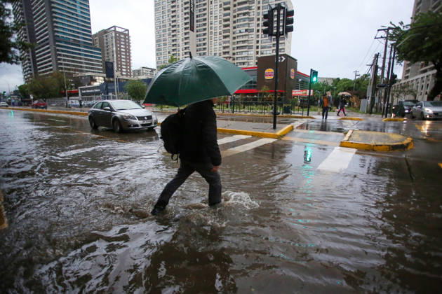 Santiago, October 20, 2026: Flooding at the intersection of Irarrazaval and Lo Encalada streets during the storm front affecting the metropolitan region. Jonnathan Oyarzun, Aton Chile, Santiago, Chile. Aton 1201205  Copyright: JONNATHANxOYARZUN ATONxCHILE