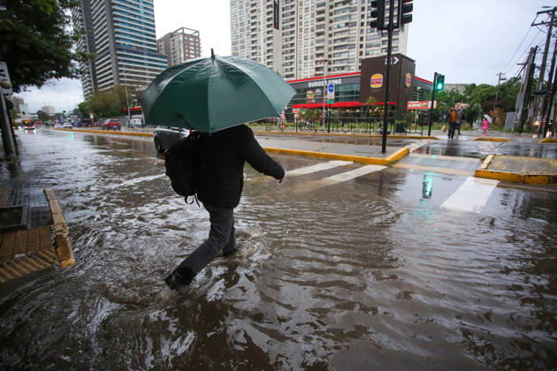 Santiago, October 20, 2026: Flooding at the intersection of Irarrazaval and Lo Encalada streets during the storm system affecting the metropolitan region. Jonnathan Oyarzun, Aton Chile, Santiago, Chile. Aton 1201206 Copyright: JONNATHANxOYARZUN ATONxCHILE