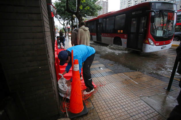 Santiago, October 20, 2026: Flooding at the intersection of Irarrazaval and Lo Encalada streets during the storm system affecting the metropolitan region. Jonnathan Oyarzun, Aton Chile, Santiago, Chile. Aton 1201207 Copyright: JONNATHANxOYARZUN ATONxCHILE