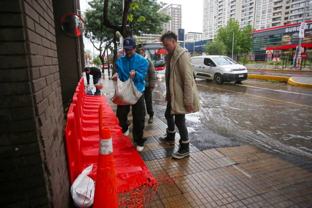 Santiago, October 20, 2026: Flooding at the intersection of Irarrazaval and Lo Encalada streets during the storm system affecting the metropolitan region. Jonnathan Oyarzun, Aton Chile, Santiago, Chile. Aton 1201208 Copyright: JONNATHANxOYARZUN ATONxCHILE