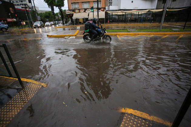 Santiago, October 20, 2026: Flooding at the intersection of Irarrazaval and Lo Encalada streets during the storm system affecting the metropolitan region. Jonnathan Oyarzun, Aton Chile, Santiago, Chile. Aton 1201209 Copyright: JONNATHANxOYARZUN ATONxCHILE