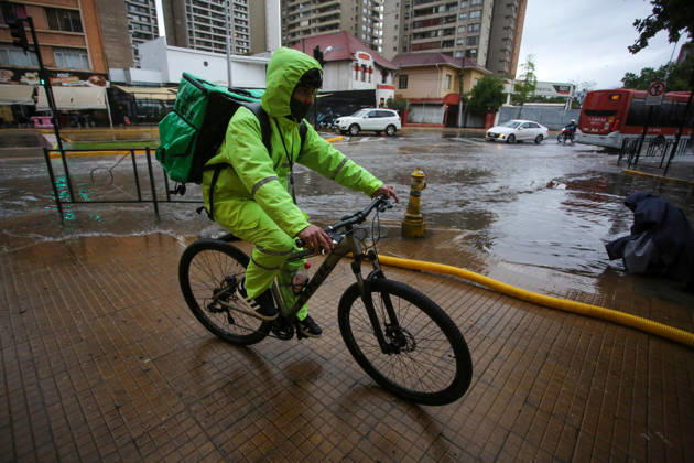 Santiago, October 20, 2026: Flooding at the intersection of Irarrazaval and Lo Encalada streets during the storm system affecting the metropolitan region. Jonnathan Oyarzun, Aton Chile, Santiago, Chile. Aton 1201210 Copyright: JONNATHANxOYARZUN ATONxCHILE