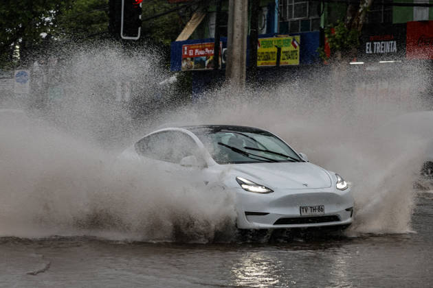 Santiago, October 20, 2026: Flooding at the intersection of Gran Avenida and Los Aviadores streets during the storm front affecting the metropolitan region. Diego Martin Aton Chile, Santiago, Chile. Aton 1201219 jpeg Copyright: DIEGOxMARTIN ATONxCHILE