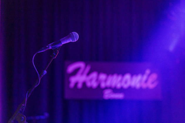 Yasi Hofer in der Harmonie Bonn - 20.10.26 Leeres Mikrofon auf der Bühne - Die Gitarristin Yasi HOFER aus Ulm tritt mit ihrer Band bei einem Konzert in der Harmonie Bonn auf. Sie spielt dort im Rahmen ihrer Best Of Tour 2026. Zu ihrem Stil zählen rockige Gitarrenparts bis hin zu Fusion und instrumentalen Passagen. Bonn Harmonie Bonn Nordrhein-Westfalen Deutschland Copyright: xMarcxJohnx