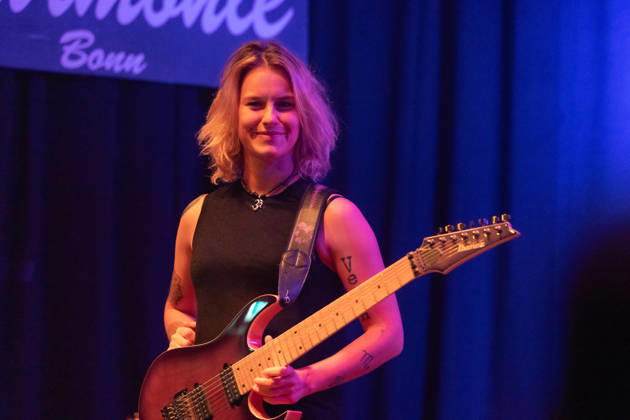 Yasi Hofer in der Harmonie Bonn - 20.10.26 Die Gitarristin Yasi HOFER aus Ulm tritt mit ihrer Band bei einem Konzert in der Harmonie Bonn auf. Sie spielt dort im Rahmen ihrer Best Of Tour 2026. Zu ihrem Stil zählen rockige Gitarrenparts bis hin zu Fusion und instrumentalen Passagen. Bonn Harmonie Bonn Nordrhein-Westfalen Deutschland Copyright: xMarcxJohnx