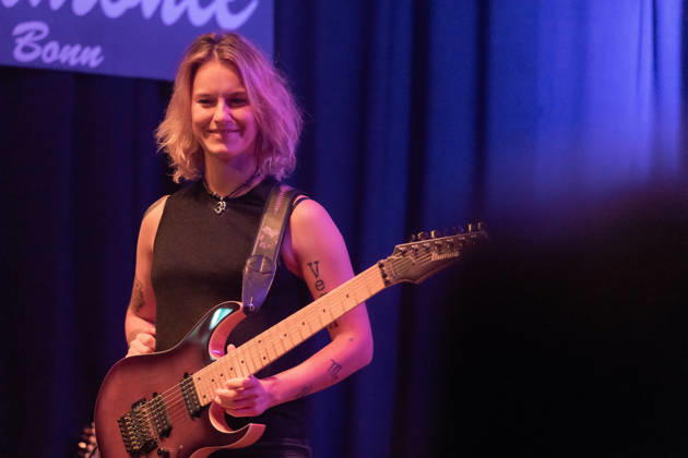 Yasi Hofer in der Harmonie Bonn - 20.10.26 Die Gitarristin Yasi HOFER aus Ulm tritt mit ihrer Band bei einem Konzert in der Harmonie Bonn auf. Sie spielt dort im Rahmen ihrer Best Of Tour 2026. Zu ihrem Stil zählen rockige Gitarrenparts bis hin zu Fusion und instrumentalen Passagen. Bonn Harmonie Bonn Nordrhein-Westfalen Deutschland Copyright: xMarcxJohnx