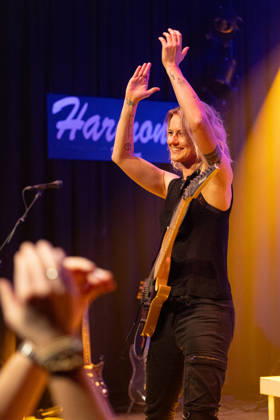 Yasi Hofer in der Harmonie Bonn - 20.10.26 Die Gitarristin Yasi HOFER aus Ulm tritt mit ihrer Band bei einem Konzert in der Harmonie Bonn auf. Sie spielt dort im Rahmen ihrer Best Of Tour 2026. Zu ihrem Stil zählen rockige Gitarrenparts bis hin zu Fusion und instrumentalen Passagen. Bonn Harmonie Bonn Nordrhein-Westfalen Deutschland Copyright: xMarcxJohnx