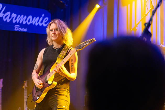 Yasi Hofer in der Harmonie Bonn - 20.10.26 Die Gitarristin Yasi HOFER aus Ulm tritt mit ihrer Band bei einem Konzert in der Harmonie Bonn auf. Sie spielt dort im Rahmen ihrer Best Of Tour 2026. Zu ihrem Stil zählen rockige Gitarrenparts bis hin zu Fusion und instrumentalen Passagen. Bonn Harmonie Bonn Nordrhein-Westfalen Deutschland Copyright: xMarcxJohnx