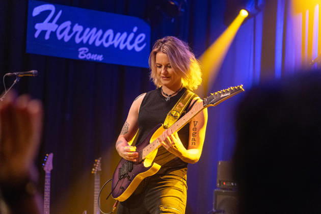 Yasi Hofer in der Harmonie Bonn - 20.10.26 Die Gitarristin Yasi HOFER aus Ulm tritt mit ihrer Band bei einem Konzert in der Harmonie Bonn auf. Sie spielt dort im Rahmen ihrer Best Of Tour 2026. Zu ihrem Stil zählen rockige Gitarrenparts bis hin zu Fusion und instrumentalen Passagen. Bonn Harmonie Bonn Nordrhein-Westfalen Deutschland Copyright: xMarcxJohnx