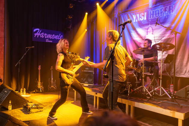 Yasi Hofer und Band in der Harmonie Bonn - 20.10.26 Die Gitarristin Yasi HOFER aus Ulm mit Band (Steffen KNAUS, Bass, und Christoph SCHERER, Schlagzeug) bei einem Konzert in der Harmonie Bonn. Sie spielen dort im Rahmen der Best Of Tour 2026. Ihr Stil reicht von rockigen Gitarrenparts bis zu Fusion. Bonn Harmonie Bonn Nordrhein-Westfalen Deutschland Copyright: xMarcxJohnx