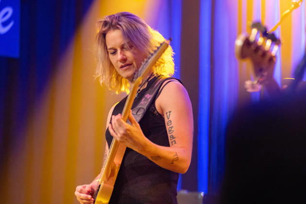Yasi Hofer in der Harmonie Bonn - 20.10.26 Die Gitarristin Yasi HOFER aus Ulm tritt mit ihrer Band bei einem Konzert in der Harmonie Bonn auf. Sie spielt dort im Rahmen ihrer Best Of Tour 2026. Zu ihrem Stil zählen rockige Gitarrenparts bis hin zu Fusion und instrumentalen Passagen. Bonn Harmonie Bonn Nordrhein-Westfalen Deutschland Copyright: xMarcxJohnx