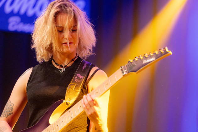 Yasi Hofer in der Harmonie Bonn - 20.10.26 Die Gitarristin Yasi HOFER aus Ulm tritt mit ihrer Band bei einem Konzert in der Harmonie Bonn auf. Sie spielt dort im Rahmen ihrer Best Of Tour 2026. Zu ihrem Stil zählen rockige Gitarrenparts bis hin zu Fusion und instrumentalen Passagen. Bonn Harmonie Bonn Nordrhein-Westfalen Deutschland Copyright: xMarcxJohnx