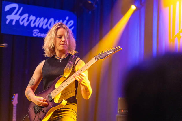 Yasi Hofer in der Harmonie Bonn - 20.10.26 Die Gitarristin Yasi HOFER aus Ulm tritt mit ihrer Band bei einem Konzert in der Harmonie Bonn auf. Sie spielt dort im Rahmen ihrer Best Of Tour 2026. Zu ihrem Stil zählen rockige Gitarrenparts bis hin zu Fusion und instrumentalen Passagen. Bonn Harmonie Bonn Nordrhein-Westfalen Deutschland Copyright: xMarcxJohnx